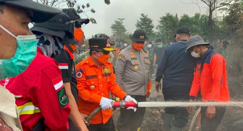 Satgas Terpadu Karhutla Sarolangun Padamkan Kebakaran Lahan di Areal Plasma PT BKS